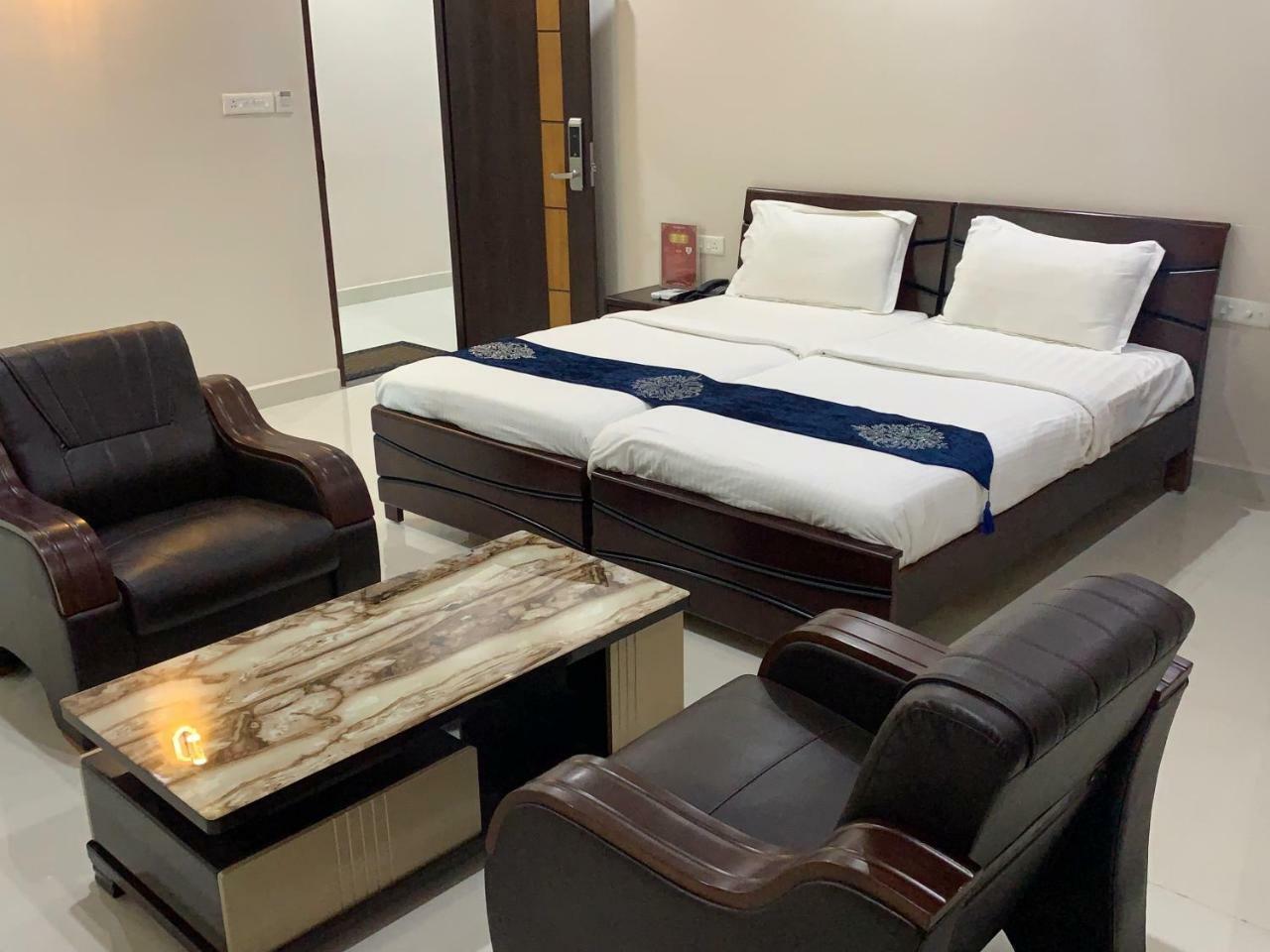 Jnr Grand Hotel Madanapalle Esterno foto